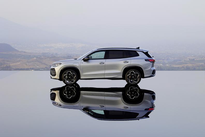 DB2024AU01583_large copia.jpg