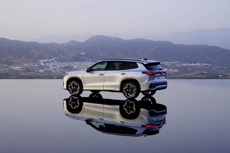 DB2024AU01584_large copia.jpg