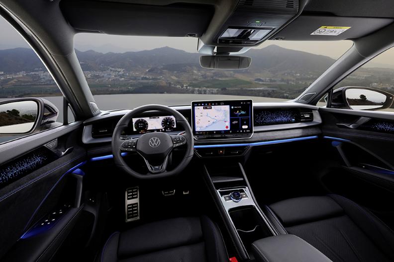 DB2024AU01595_large copia.jpg