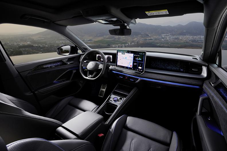 DB2024AU01599_large copia.jpg